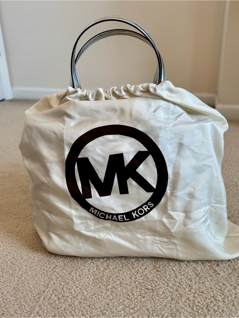 NWT Michael Kors Voyager Logo Embossed Patent Metallic Silver East West Tote MK - Picture 3 of 13